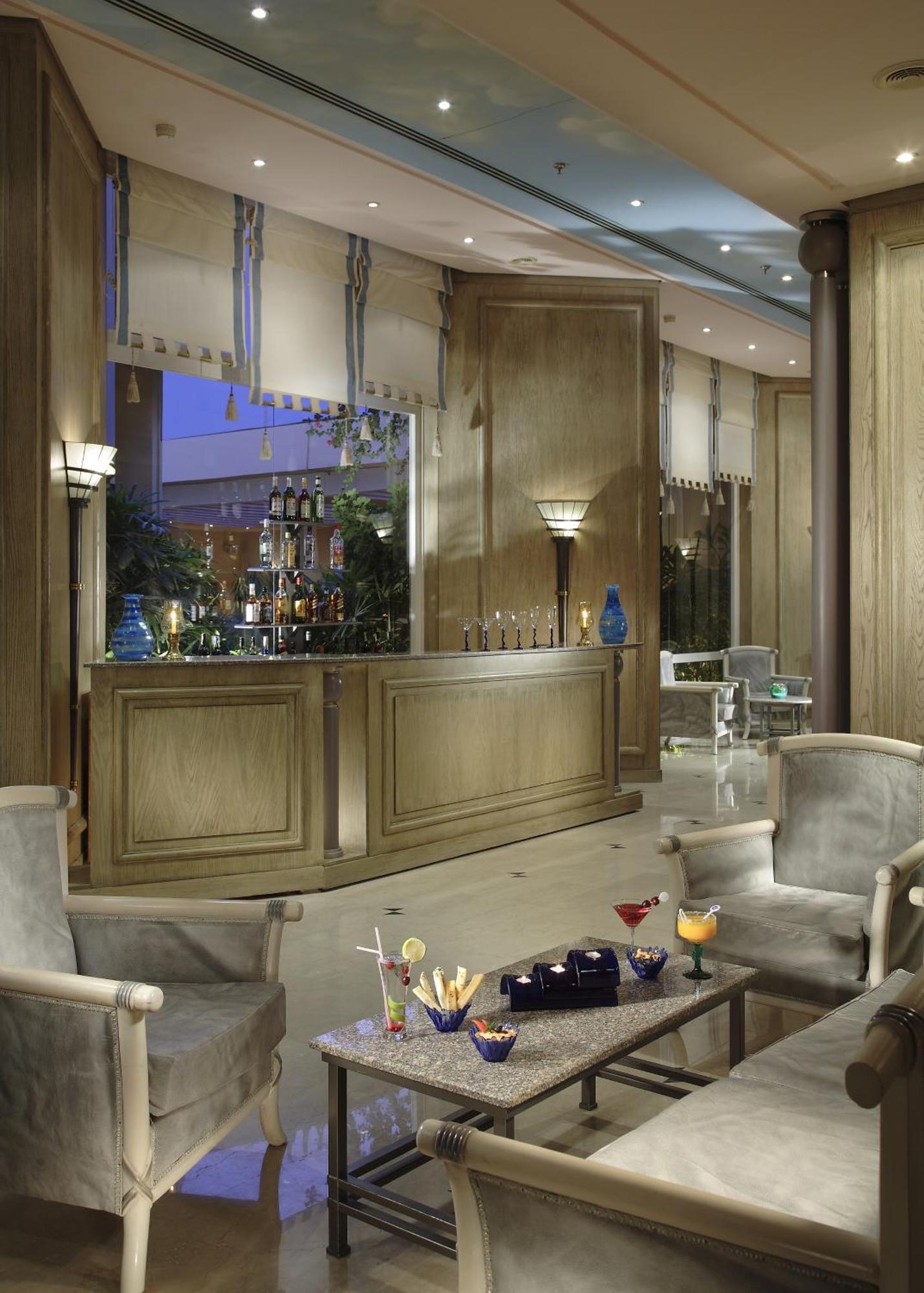 Hurghada Suites & Apartments Serviced By Marriott Exterior foto The bar at the 101 bar